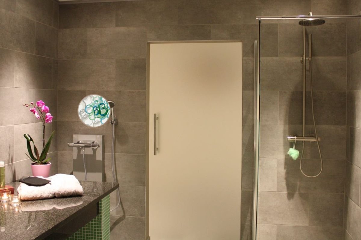 Vue douche, porte du hammam et table