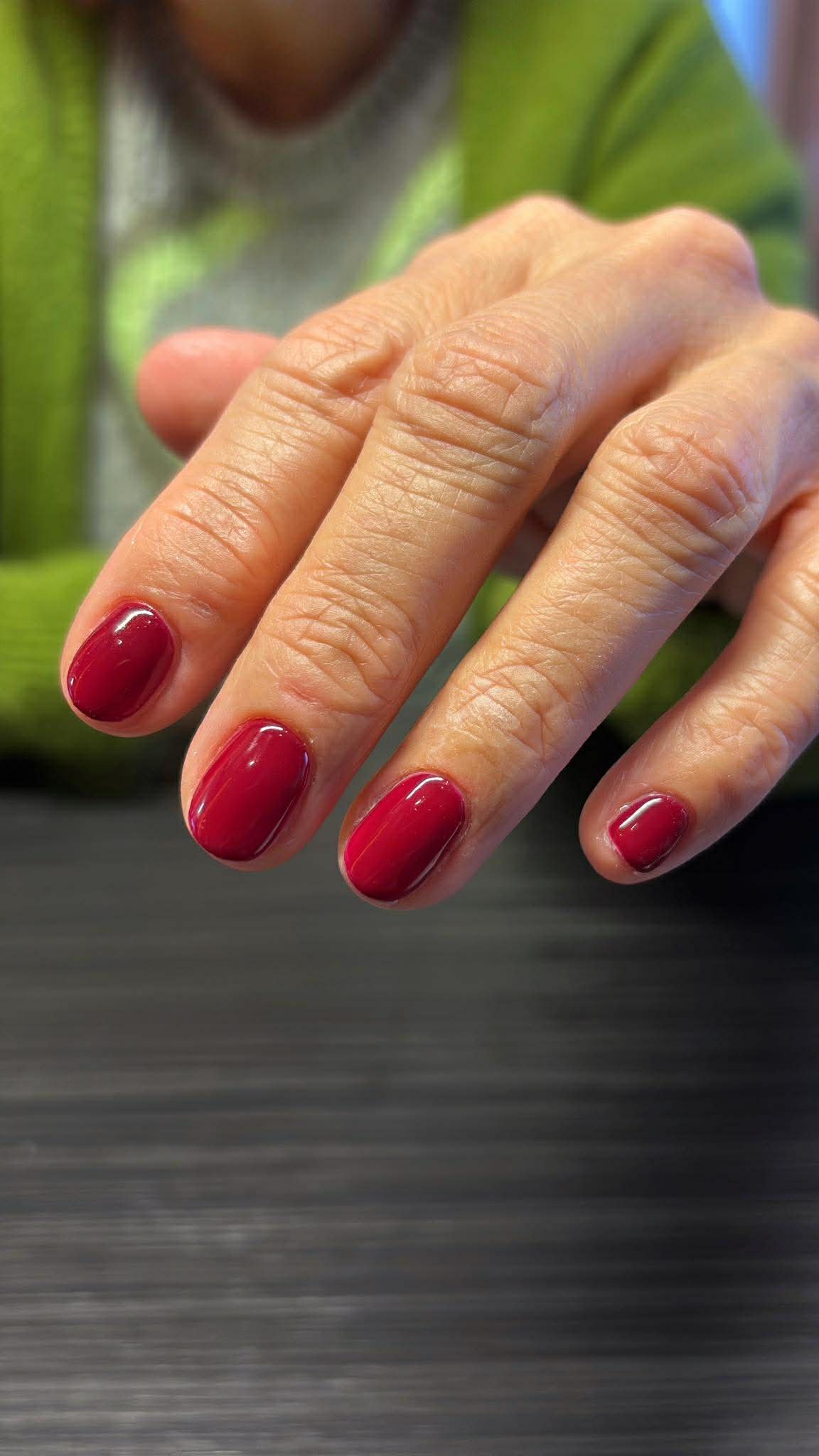 Manucure Indigo Nails Burak — violet aubergine profond, semi-permanent Ghlin