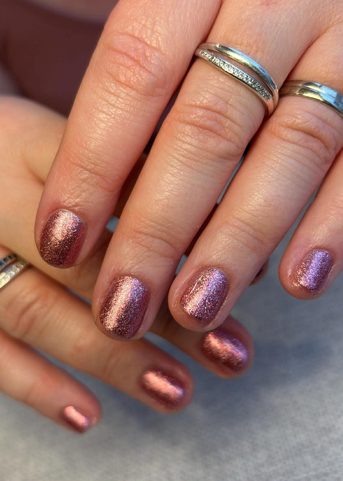 Manucure de Noël Indigo Nails Cherry Christmas — rouge fêtes pailleté