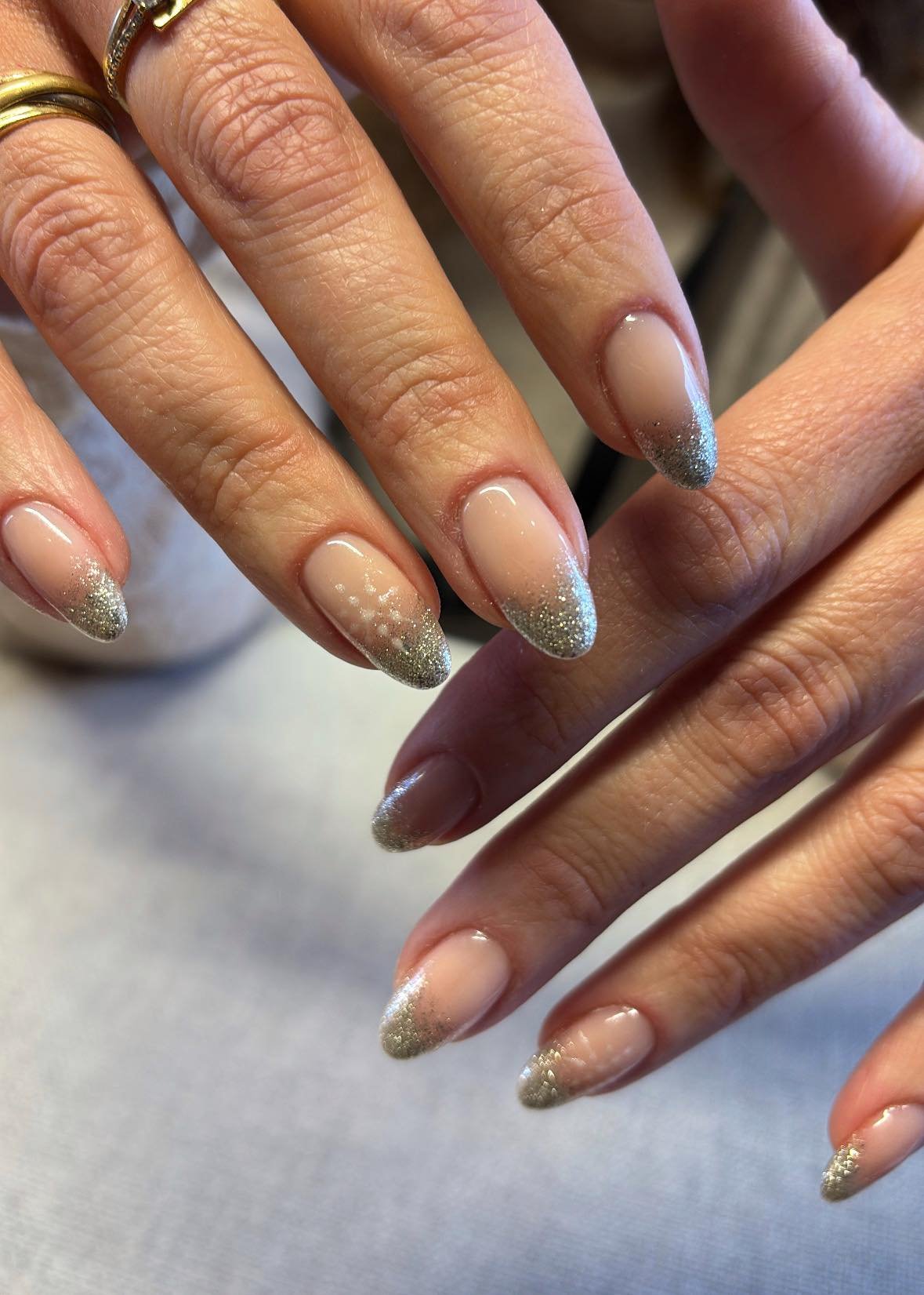 Manucure dégradé paillettes Indigo Nails — finition glamour brillante